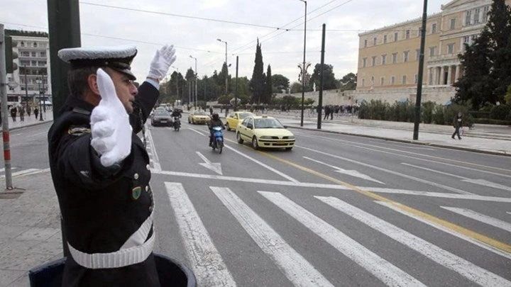 Υπάλληλος της Βουλής «στολίζει» αστυνομικό της ομάδας ΔΙ.ΑΣ. – Σύλληψη και στο Α.Τ